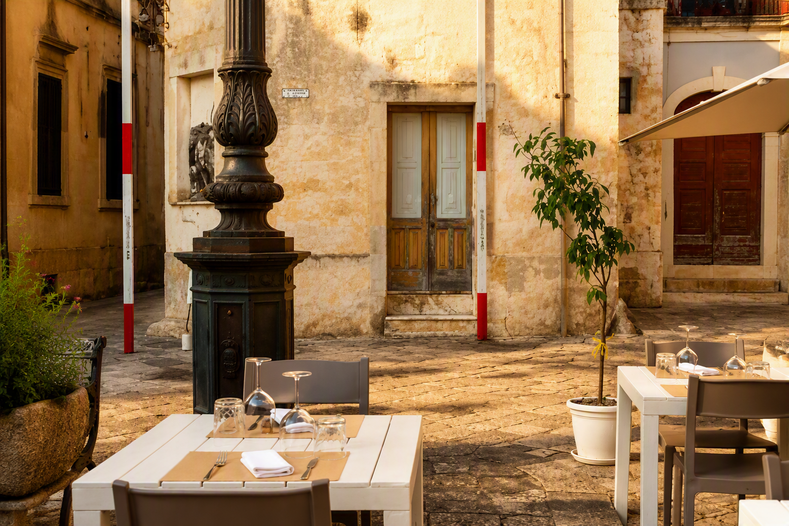 Tavoli apparecchiati nel cortile in pietra del ristorante